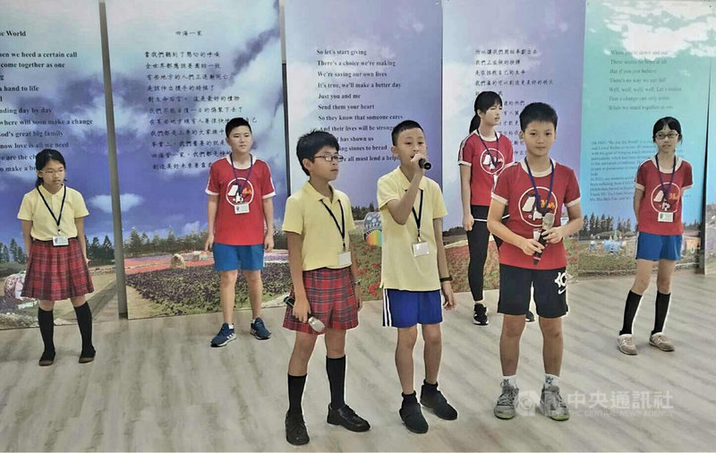 澎湖創校歷史最久遠的馬公國小新成立「文津國際學園」7日揭牌,馬公國小學生以英語進行表演,開啟國際雙語教學的新里程。中央社 110年5月7日