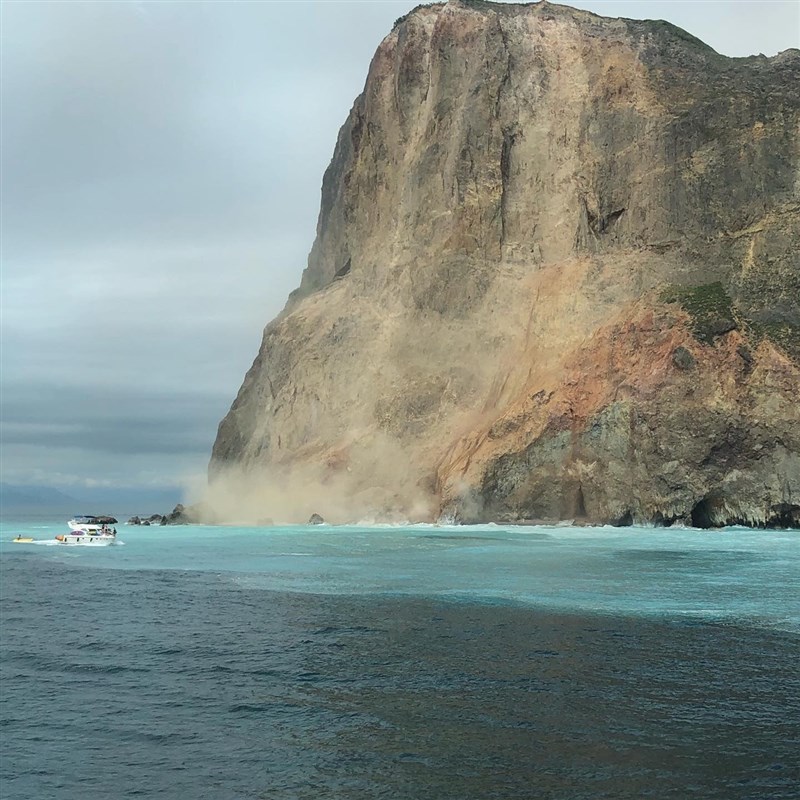 龜山島龜首6日再傳崩塌,揚起煙塵。交通部觀光局東北角暨宜蘭海岸國家風景區管理處表示,因龜首風化情形嚴重,崩塌屬自然現象。(讀者提供)中央社記者沈如峰宜蘭縣傳真 110年5月6日