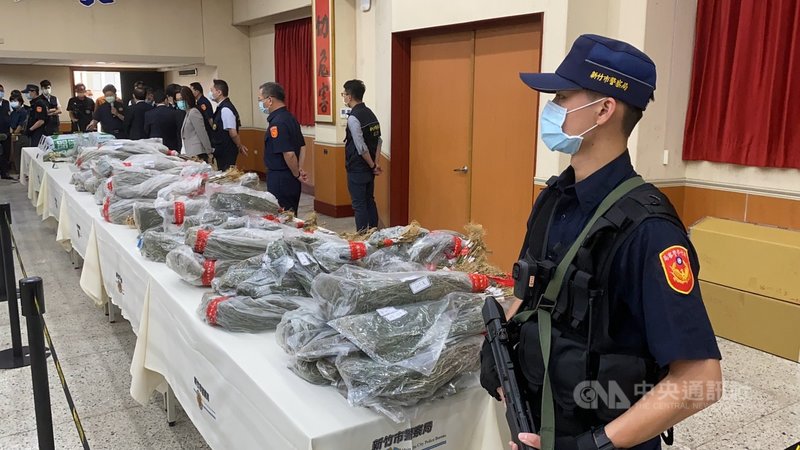 新竹市警察局7日舉行大麻工廠破案記者會,宣布破獲大麻工廠案,查扣大批大麻活株、大麻成品與香菸等。中央社記者魯鋼駿攝 110年5月7日