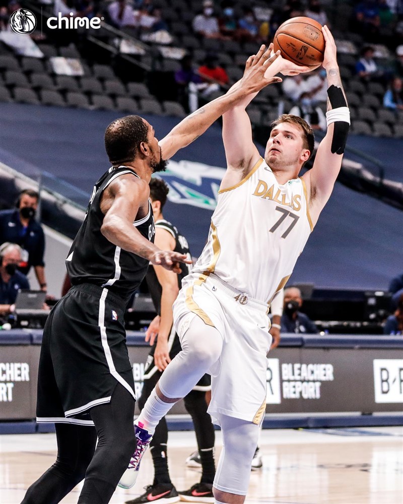 NBA達拉斯獨行俠後衛唐西奇(前右)6日晚間攻下24分、10籃板、8助攻,帶領球隊終場113比109力退布魯克林籃網。(圖取自facebook.com/dallasmavs)