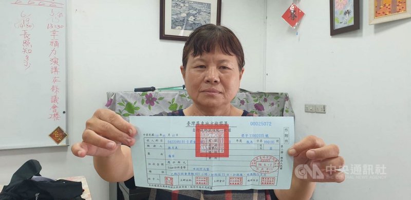 屏東縣議員蔣月惠因抗議屏東市公勇路道路拓寬案,咬傷女警被依傷害罪判處拘役80天,蔣月惠選擇服勞役,因3次違規被取消服勞役資格,7日繳罰款新台幣9000元結案,蔣月惠直呼「畢業了」。中央社記者郭芷瑄攝 110年5月7日