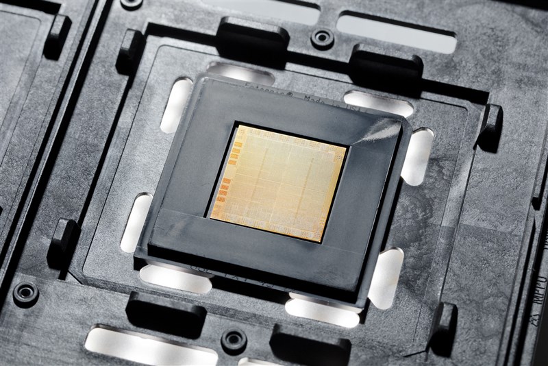 IBM 6日發表號稱全球首創的2奈米晶片製造技術,稱這項技術可讓晶片速度比當今主流的7奈米晶片提升多達45%。圖為採用7奈米的POWER 10處理器。(圖取自IBM網頁www.ibm.com)