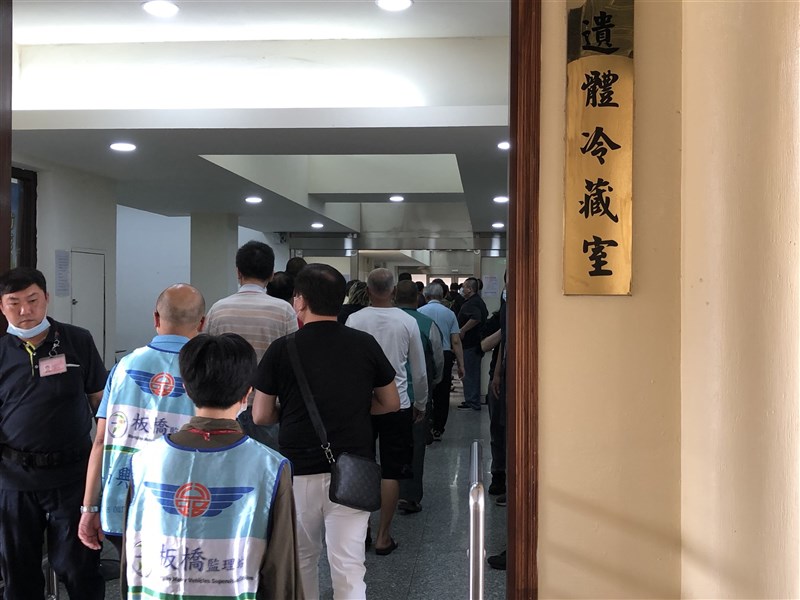 台北區監理所板橋監理站6日在新北市立殯儀館舉辦「酒駕生命教育情境體驗」課程,學員參觀太平間、停柩間後紛紛表示「不敢再酒駕了」。(板橋監理站提供)中央社記者黃旭昇新北市傳真 110年5月6日