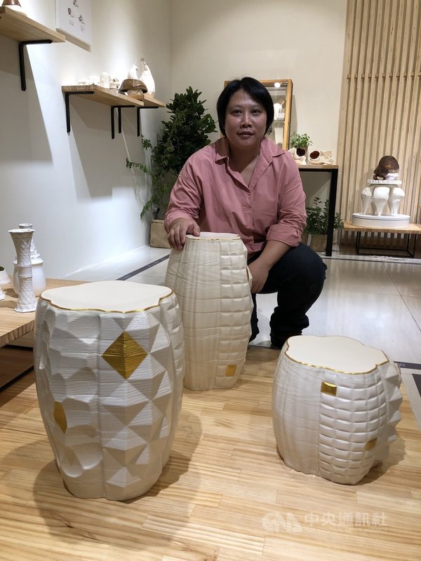 國立台灣工藝研究發展中心策劃的「鍛.練」工藝跨域展7日起在台中市展出,陶藝家陳瓊茹展出結合3D列印技術的作品「鼓凳新藝」。中央社記者郝雪卿攝 110年5月7日