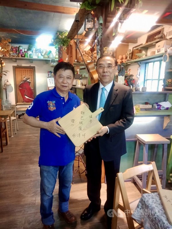 法務部長蔡清祥(右)7日前往新竹爐哥烤披薩拜訪,慰問鼓勵多年前妻子因車禍過世的負責人許興爐(左)。(法務部提供)中央社記者蕭博文傳真 110年5月7日