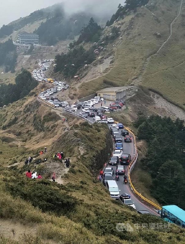 合歡山區玉山杜鵑花季尚未結束,近期假日湧入許多遊客,公路彷彿成為停車場(圖),對此,若假日塞車時,公路總局將在台14甲線鳶峰啟動調節性管制,短暫管制東行車流。(公路總局提供)中央社記者蕭博陽南投傳真 110年5月7日