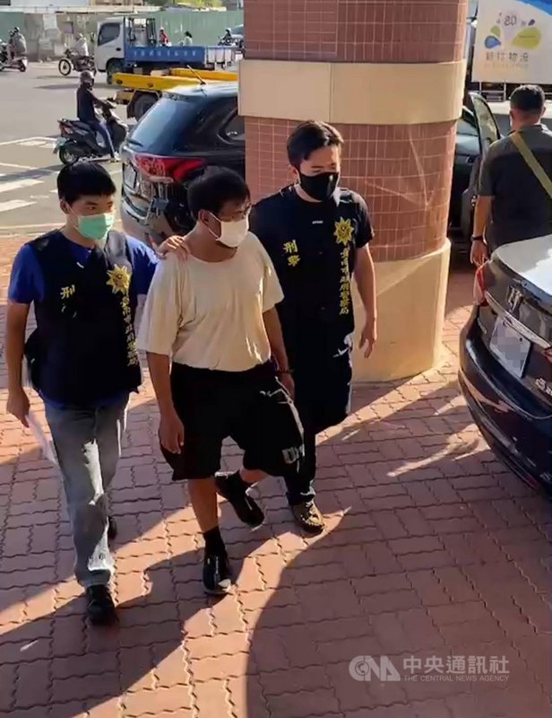 承包廟會抬轎的王姓工頭因轎班出陣少1人,7日凌晨到台南市警局第五分局要求釋放因毒品通緝被逮的轎班成員,結果遭警方驗出毒品陽性反應,依法送辦。(台南市警局提供)中央社記者張榮祥台南傳真 110年5月7日