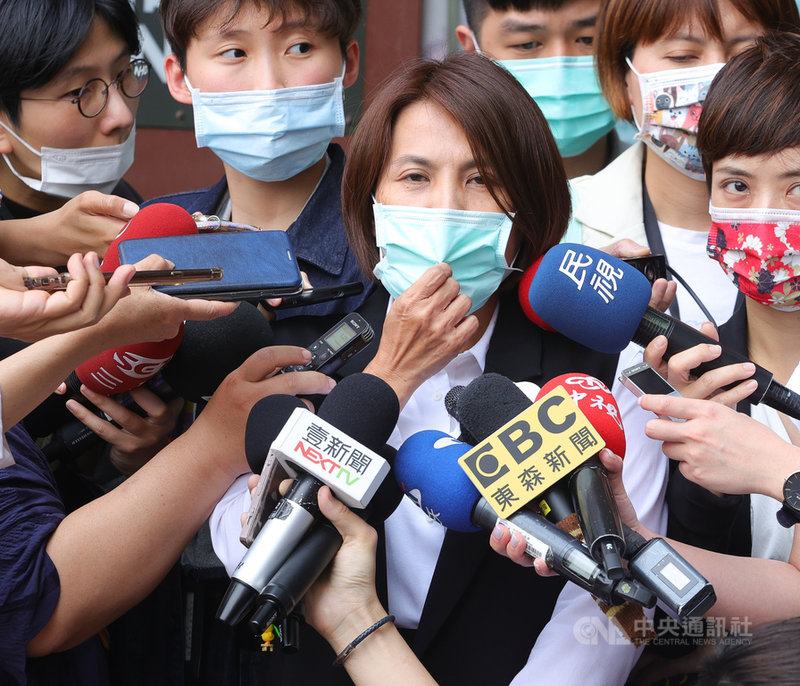 民進黨陷黑道入黨風波,總統兼民進黨主席蔡英文7日親自召開全國黨部主委會議,民進黨嘉義市黨部主委黃露慧(中)會後受訪。中央社記者謝佳璋攝 110年5月7日