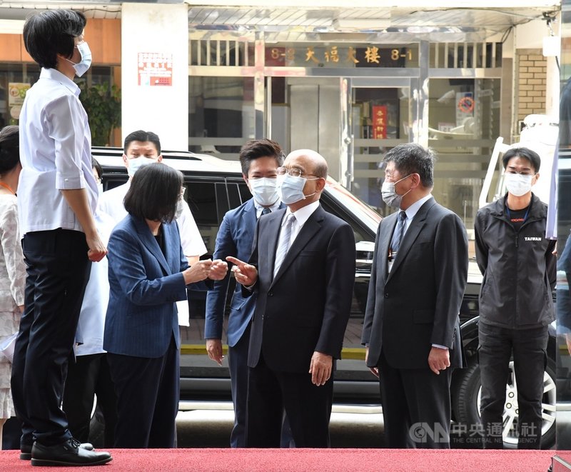 總統蔡英文(左2)、行政院長蘇貞昌(右3)與衛福部長陳時中(右2)7日在台北參訪「台灣國家婦女館」,3人在入館前短暫交談。中央社記者王飛華攝 110年5月7日