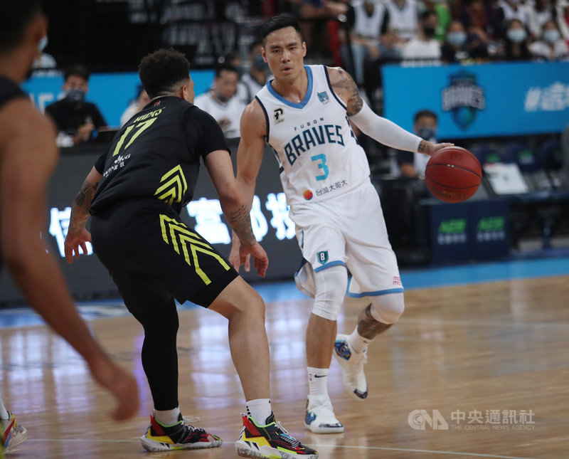 台灣職籃聯盟P. LEAGUE+(簡稱PLG)總冠軍戰7日在台北和平籃球場進行首戰,台北富邦勇士隊張宗憲(右)強攻對方禁區搶分。中央社記者張新偉攝 110年5月7日