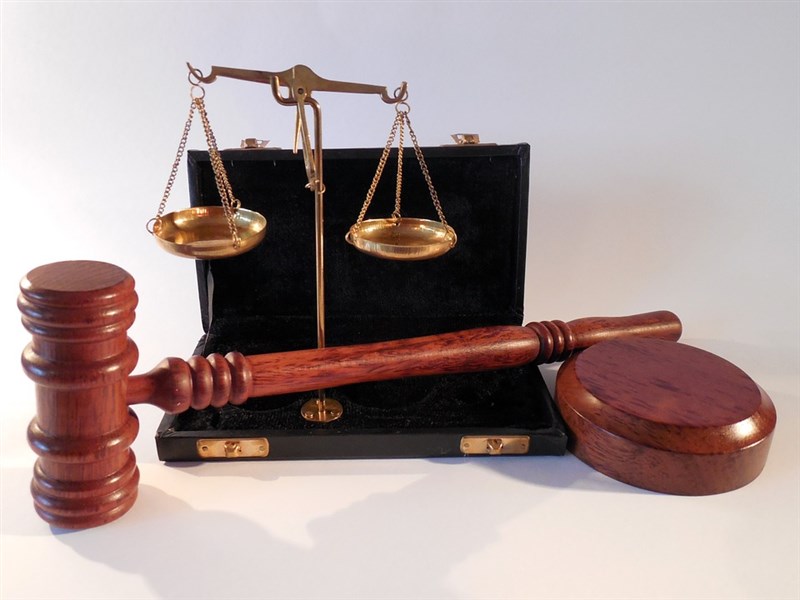 前最高法院法官蕭仰歸為被控肇逃的兒子關說前高院法官高明哲,二審逆轉判無罪。台北地檢署偵辦後,7日依枉法裁判罪起訴,並請法官褫奪公權。(示意圖/圖取自Pixabay圖庫)