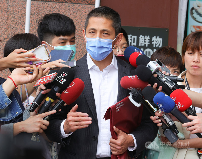 民進黨陷黑道入黨風波,總統兼民進黨主席蔡英文7日親自召開全國黨部主委會議,民進黨台北市黨部主委吳怡農(中)會後受訪。中央社記者謝佳璋攝 110年5月7日