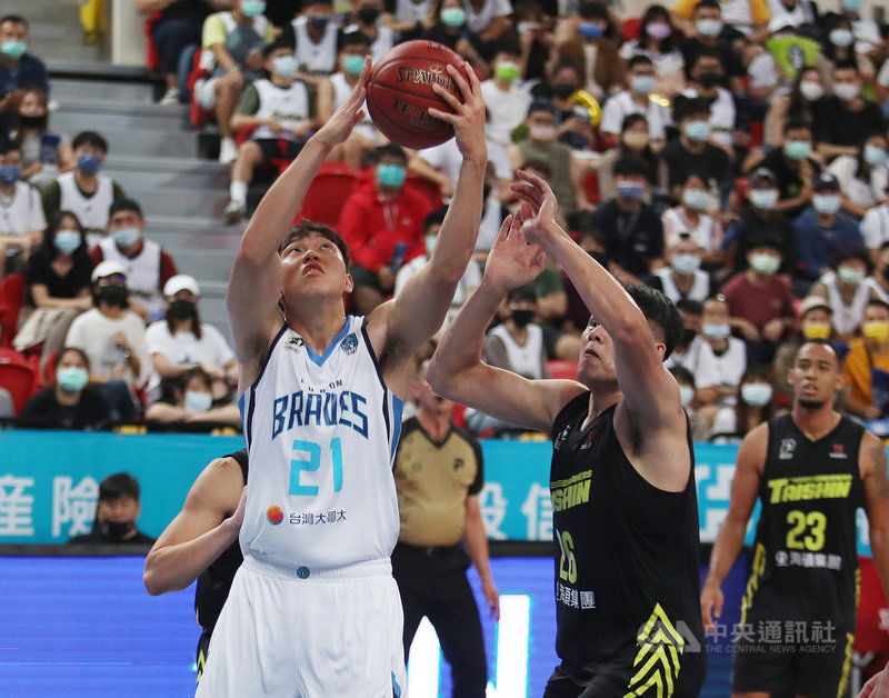 台灣職籃聯盟P. LEAGUE+(簡稱PLG)總冠軍賽首戰7日在台北和平籃球館點燃戰火,台北富邦勇士主場迎戰福爾摩沙台新夢想家,勇士曾祥鈞(白衣)強攻對方禁區搶分。中央社記者張新偉攝 110年5月7日