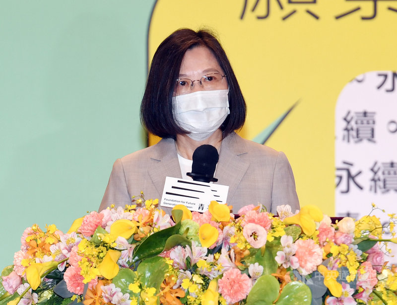 總統蔡英文8日出席青平台基金會「台灣.下一步.永續民主」論壇致詞表示,她在世界地球日提出了2050淨零排放目標,這就是國家整體的轉型,政府已經動起來了,規劃台灣的30年願景;「我們每一代台灣人都有一個最嚴肅的使命,就是要把一個更好的國家交給下一代」。中央社記者施宗暉攝 110年5月8日