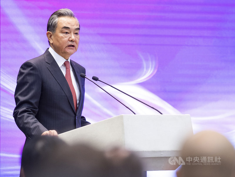 中國官媒新華社報導指,中國外長王毅7日表示樂見美國表態重返多邊機構與協議。但報導並未提及美在安理會中不點名批評中俄一事。圖為王毅4月在北京出席活動致詞。(中新社提供)中央社 110年5月8日