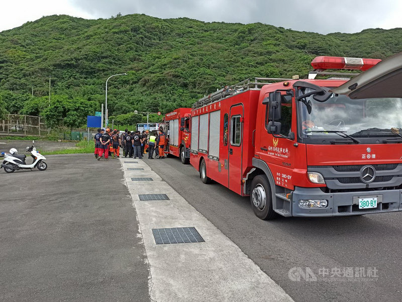一名飛行傘玩家8日預計降落新北市萬里翡翠灣,卻因風向改變,緊急迫降卻迷失方位。新北市消防局獲報出動「空中偵搜小組」人員與機器,利用空拍機協助定位搜索,成功尋獲玩家。(新北消防局提供)中央社記者黃旭昇新北市傳真 110年5月8日