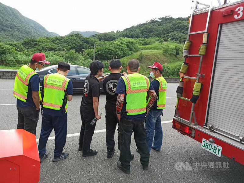 新北市消防局8日表示,一名飛行傘玩家下午因風向改變迫降時迷失方位,隨後出動「空中偵搜小組」以空拍機協助搜索定位,消防也同步出動消防、救護車輛待命救援,所幸最後成功找到玩家。(新北市消防局提供)中央社記者黃旭昇新北市傳真 110年5月8日