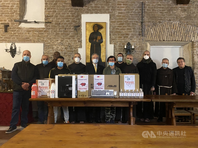 駐教廷大使李世明(前排左5)代表台灣捐贈羅馬河畔聖方濟各教堂一批電腦和防疫物資,幫助青年遊民收容計畫。(駐教廷大使館提供)中央社記者黃雅詩羅馬傳真 110年5月8日