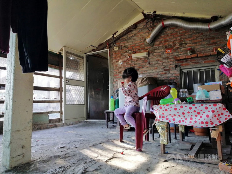 雲林縣四湖鄉3歲鄭小妹與父母、阿嬤住在老舊豬舍改建的矮房,鄭小妹畫出心目中的新家,台灣希望義工團將協助圓夢。(台灣希望義工團提供)中央社記者黃國芳傳真 110年5月8日