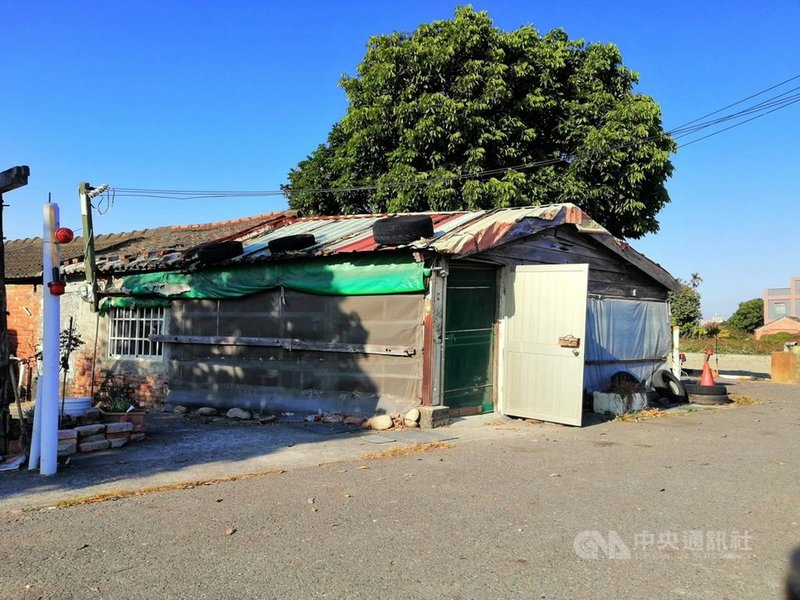 雲林縣四湖鄉3歲鄭小妹與父母、阿嬤住在老舊豬舍改建的矮房,處於社會邊緣的他們,根本無力改建,台灣希望義工團伸援會勘,將協助改建。(台灣希望義工團提供)中央社記者黃國芳傳真 110年5月8日