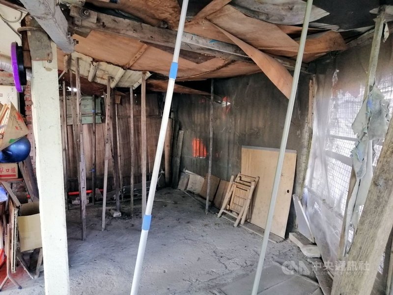 雲林縣四湖鄉3歲鄭小妹與父母、阿嬤住在老舊豬舍改建的矮房,因怕屋頂塌陷,屋內還用木頭支撐著。(台灣希望義工團提供)中央社記者黃國芳傳真 110年5月8日
