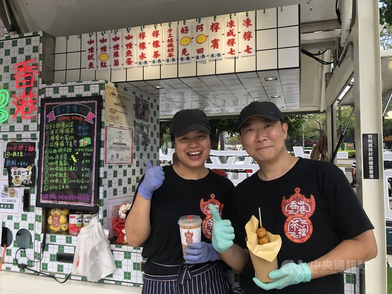 張景強、陳安芝夫妻自香港移民來台並完成終身大事,夫妻開餐車四處擺攤,以香港美食和台灣人交朋友。中央社記者趙麗妍攝 110年5月8日