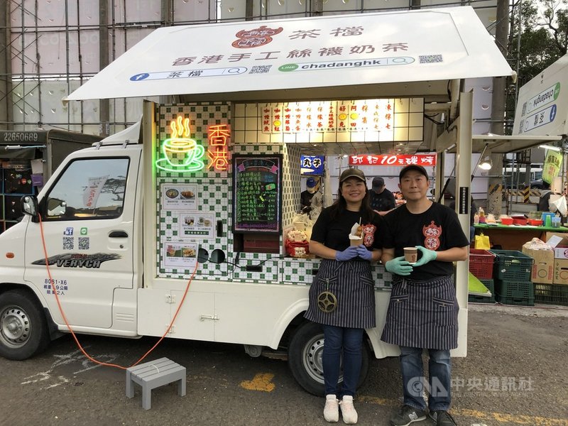 張景強、陳安芝夫妻自香港移民來台,夫妻開餐車四處擺攤,除了融入在地生活、了解民情風俗外,也深刻感受台灣人情味。中央社記者趙麗妍攝 110年5月8日