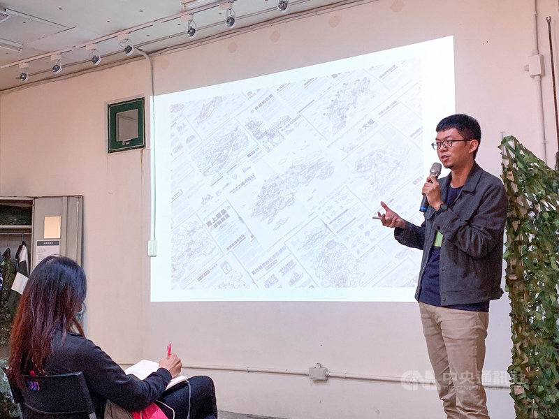 連江縣政府文化處7日晚間舉行「縮時旅行:馬祖戰地文化秘徑引路指南」新冊發表會,負責設計美編的在地偏好工作室林思駿(右)指出,希望透過地圖將地方故事、人對空間的情感記憶連結,讓紙本地圖成為理解環境的方法。中央社記者邱筠攝 110年5月8日