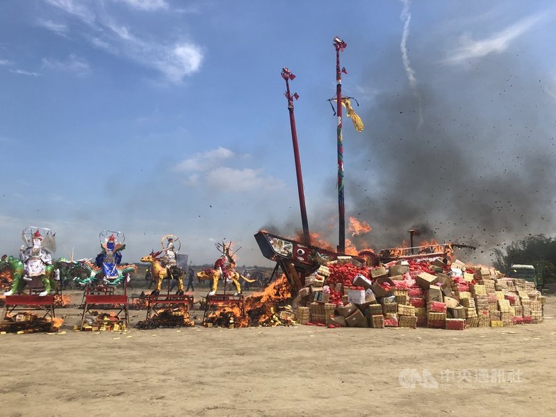 被列為台南市定民俗的安定蘇厝長興宮十二行瘟王祭,8日進入最高潮的「送王」,信徒齊拉大繩將王船送到曾文溪畔焚毀。中央社記者張榮祥台南攝 110年5月8日