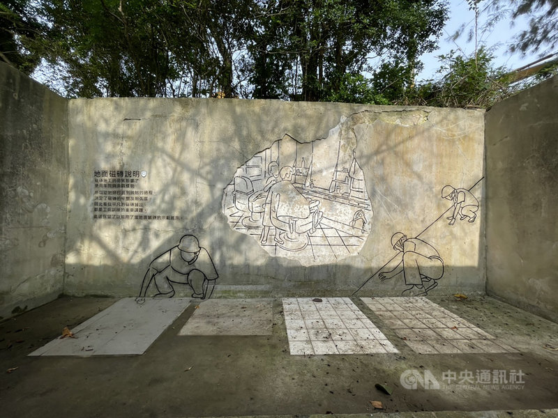 馬祖南竿梅石工兵教室8日起開放參觀,現場並運用室外建築空間,將原本建築斑駁痕跡、遺址狀態,結合藝術設計巧思推出展覽「敲打淬煉的青春」,帶領民眾了解戰地政務時期的工兵如何學習軍事構工等。(曹辰瑩提供)中央社記者邱筠馬祖傳真 110年5月8日