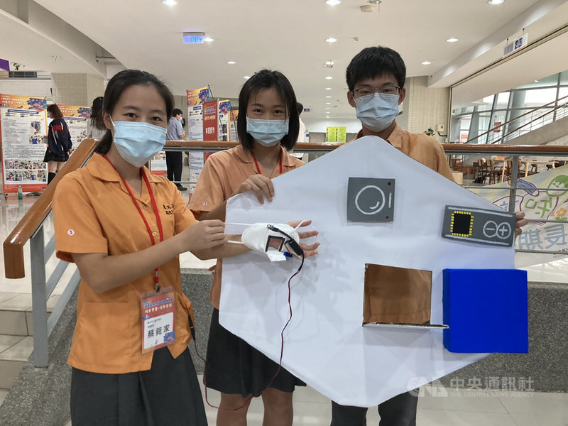 109學年度「優學台中」學習成果博覽會共分4場次,第3場由清水高中承辦,8日在靜宜大學舉行,惠文高中學生現場展示所發想作品,透過紅外線感測溫度,讓口罩具備自動開合功能。(民眾提供)中央社記者趙麗妍傳真 110年5月8日