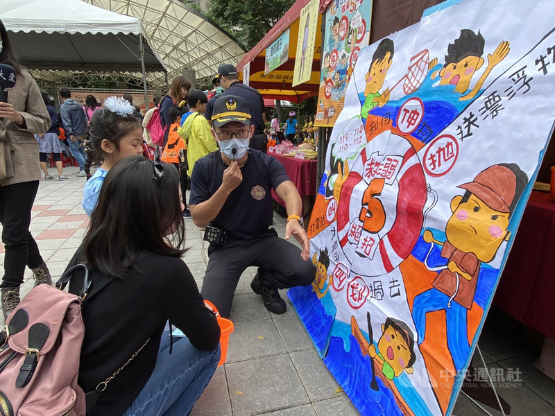 母親節前夕,台北市消防局8日舉辦母親節暨社區防災宣導活動,盼透過消防人員準備的宣導教具、零距離專業解說及實際操作體驗,讓大小朋友都能從中學習各項防災、臨災應變處置常識。(台北市消防局提供)中央社記者黃麗芸傳真 110年5月8日