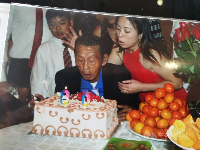 富國島最後一名老兵陳德舉於2020年11月辭世,島上的老兵故事成追憶。圖為陳德舉90歲生日時兒女為他慶生的照片。(讀者提供)中央社記者陳家倫河內傳真 110年5月8日