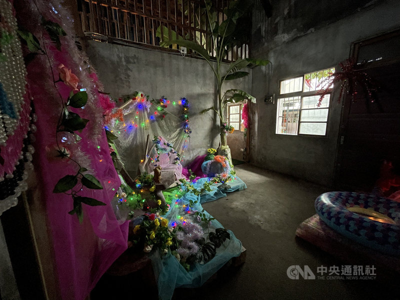 位於花蓮縣壽豐鄉豐田社區的大同戲院,塵封超過40年,在花蓮縣文化局「鄉關何處-藝術開放、空間亮點」計畫的推波助瀾下,由藝術家進駐創作,為老舊建築增添生命力。中央社記者張祈攝 110年5月8日