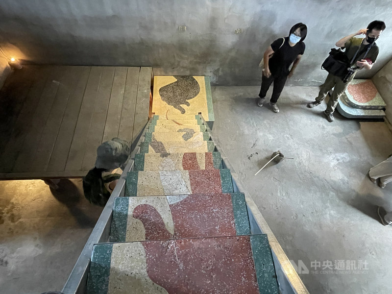 塵封超過40年的花蓮壽豐豐田社區大同戲院,近期重新打開大門,邀請藝術家進駐創作,其中由藝術家彭思錡作品「來自玉的家屋與天地」,結合了社區歷史,以磨石子工藝打造一座往上延伸的樓梯,試圖連結戲院木造屋頂及水泥地板。中央社記者張祈攝 110年5月8日