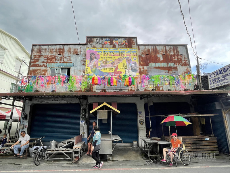 花蓮壽豐鄉豐田社區內有一間大同戲院,隨著當地產業出走後,塵封已逾40年,近期戲院重新被打開,不再放映電影,而是邀請藝術家進駐創作。中央社記者張祈攝 110年5月8日