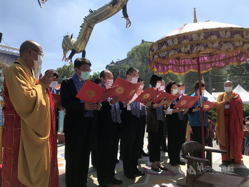 「萬緣護國息災祈福大法會」8日在屏東縣潮州鎮妙光禪寺舉行,內政部長徐國勇(前左4)、屏東縣長潘孟安(前左2)、前立法院長王金平(前左3)等人出席,與法師一同誦經,為台灣祈福祈雨。(妙光禪寺提供)中央社記者郭芷瑄傳真 110年5月8日