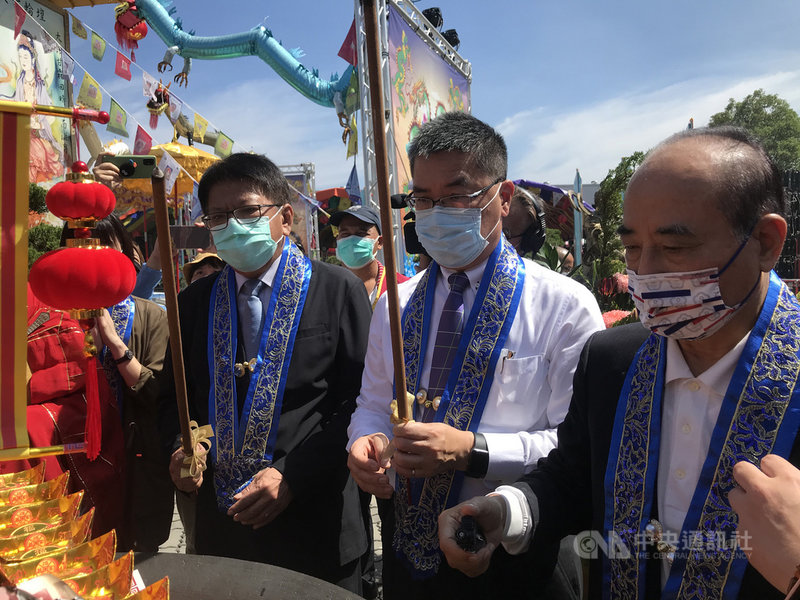 中國佛教會8日在屏東妙光禪寺舉辦「萬緣護國息災祈福大法會」,內政部長徐國勇(前中)、屏東縣長潘孟安(前左)、前立法院長王金平(前右)等人出席祈福。(妙光禪寺提供)中央社記者郭芷瑄傳真 110年5月8日