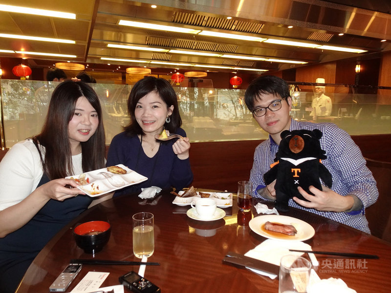 觀光局東京辦事處與東京池袋的大都會大飯店合作推出「好吃台灣」美食活動,許多因疫情期間無法去台灣旅遊的日人或旅日的台灣人前來享用。中央社記者楊明珠東京攝 110年5月8日