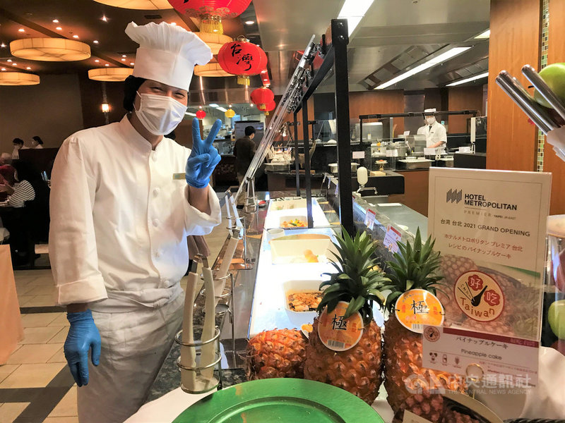東京池袋的JR東日本大都會大飯店合作推出為期2個月的「好吃台灣」美食市集活動。主廚牧令首度將鳳梨入菜。他說還要持續研究台灣美食的調理法。中央社記者楊明珠東京攝 110年5月8日