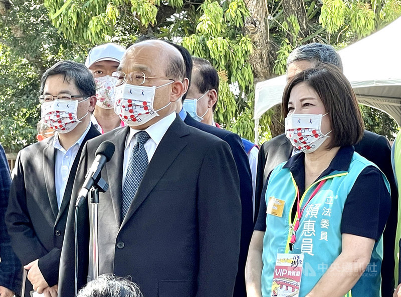 行政院長蘇貞昌(前右2)8日下午在台南市官田區參加嘉南大圳開工滿百週年紀念典禮前受訪表示,中國國家主席習近平的九二共識就是一國兩制,已被大多數台灣民意「深惡痛絕」,並強調台灣一定要自立自強。中央社記者者趙靜瑜攝 110年5月8日