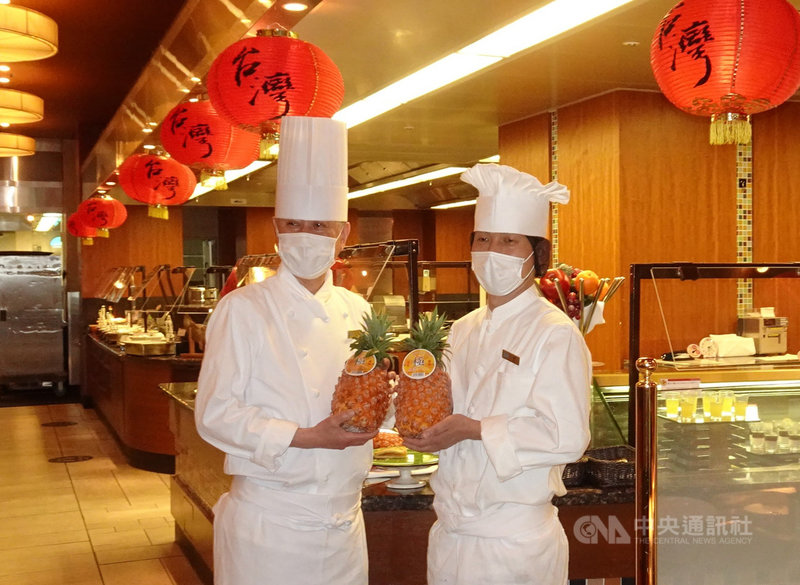 日本2月底以來掀起台灣金鑽鳳梨熱,東京一家大飯店推出有鳳梨餐點的「好吃台灣」活動,主廚小池哲(左)讚台灣鳳梨是最棒的水果。中央社記者楊明珠東京攝 110年5月8日