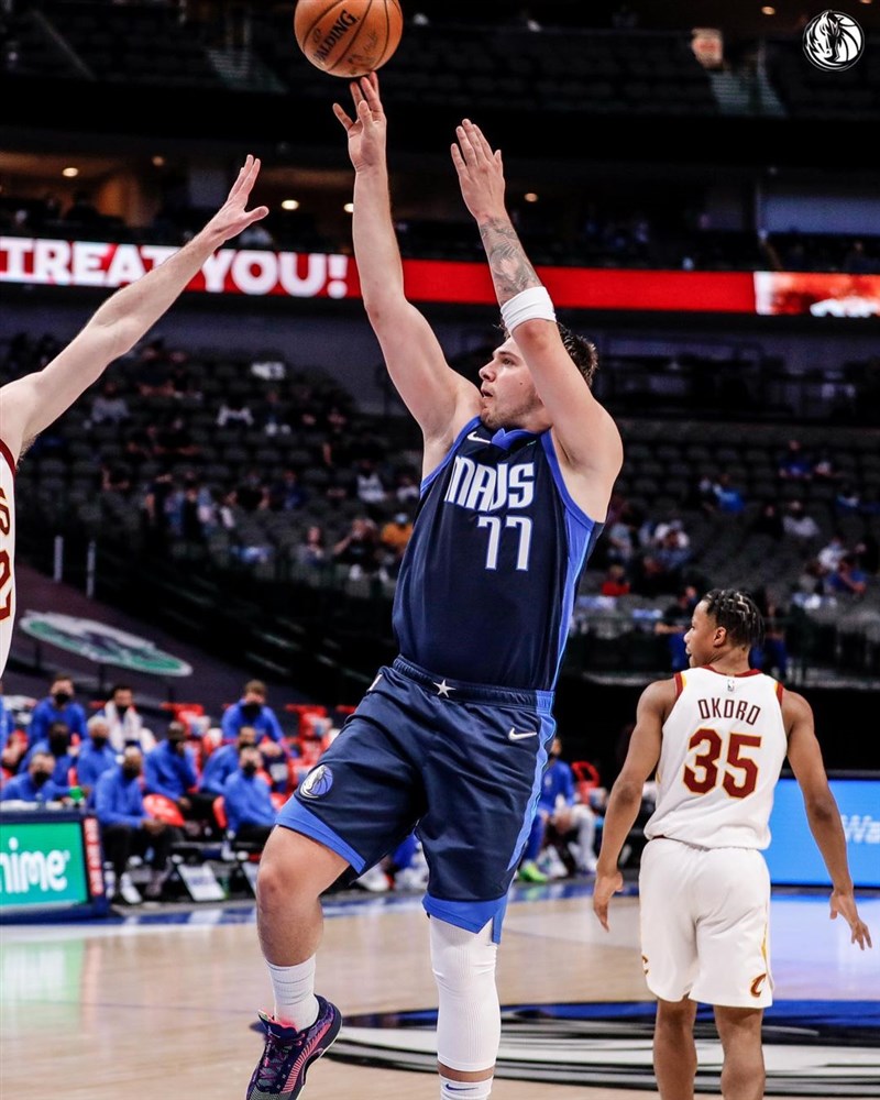 NBA達拉斯獨行俠得分之鑰唐西奇(中)7日獨得24分,生涯總得分突破5000大關,並助球隊以110比90大勝克里夫蘭騎士。(圖取自instagram.com/dallasmavs)