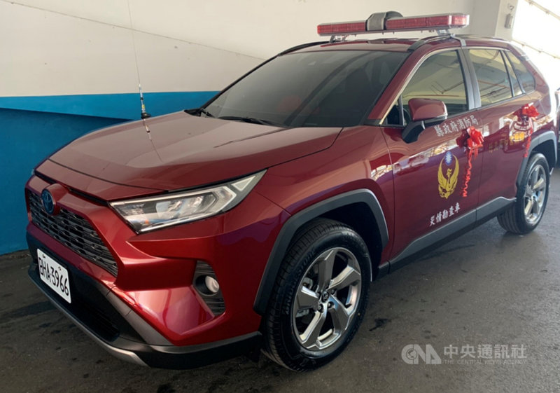 新竹縣竹北市北和宮以信徒香油錢行善,8日捐贈2輛救災車給新竹縣政府消防局,回饋社會。(新竹縣政府消防局提供)中央社記者魯鋼駿傳真 110年5月8日