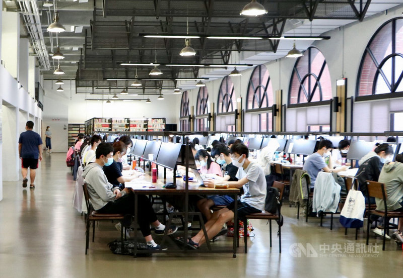新北市府要求各單位以最高防疫規格與警覺面對疫情挑戰,市立圖書館8日表示,已嚴格落實實聯制、入館量測額溫、戴口罩、進出動線分流、總量管制、限流入館等措施,務求防疫工作零死角。(新北市圖書館提供)中央社記者黃旭昇新北市傳真 110年5月8日