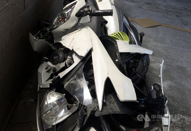 雲林縣斗六市8日發生一起一輛賓士汽車疑違規迴轉,造成後方機車煞車不及追撞車禍,機車車體嚴重毀損,李姓男騎士頭部重創,送醫宣告不治。(民眾提供)中央社記者黃國芳傳真 110年5月8日