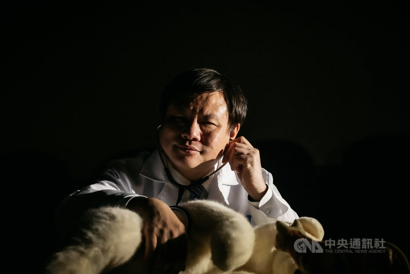 中研院近代史研究所主體客體模仿攝影計畫,讓研究學者扮演自己的研究對象,其中中研院近代史研究所副研究員張哲嘉(圖)研究傳統中醫,他扮演成醫師,更自備道具拍攝。(汪正翔、李品誼提供)中央社記者吳欣紜傳真 110年5月8日