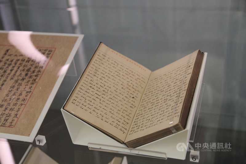 國立台灣文學館8日起推出特展「百年情書.文協百年特展」,以3大展區、6封情書讓大眾感受當年知識份子致力傳承名為「啟蒙」的情書,這份橫亙百年的炙熱情意。圖為第一次展出的「蔡培火日記」。(台灣文學館提供)中央社記者張榮祥台南傳真 110年5月8日