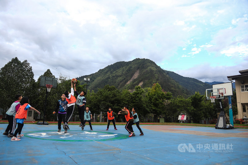 平等國小座落在環山部落,全校僅39名學生,是標準「迷你小學」,球員平常訓練都是男、女籃隊一起訓練。中央社記者王騰毅攝 110年5月8日