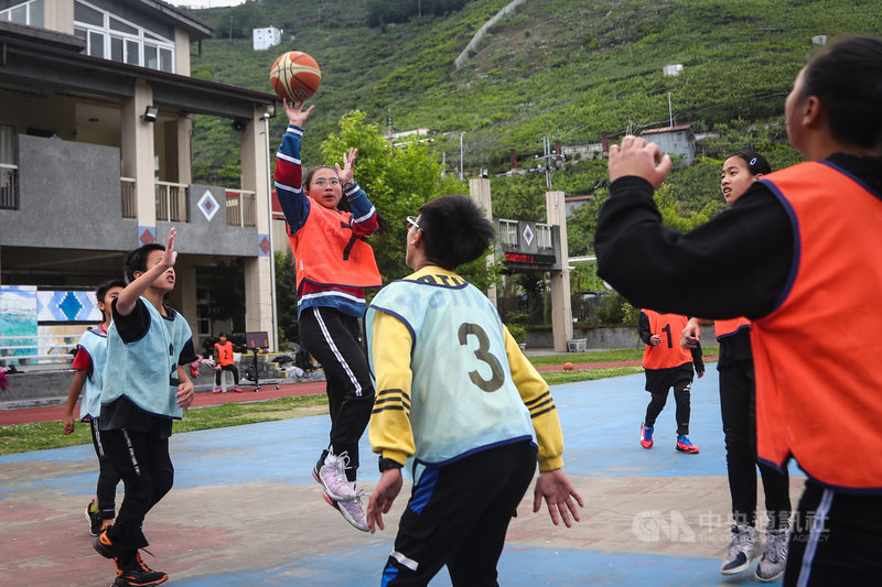 平等國小女籃陣中現役王牌莊欣霓(持球者),被今年JHBL國中籃球聯賽亞軍名校、苗栗縣大倫國中鎖定,國小畢業後就將開啟「旅外」生涯。中央社記者王騰毅攝 110年5月8日